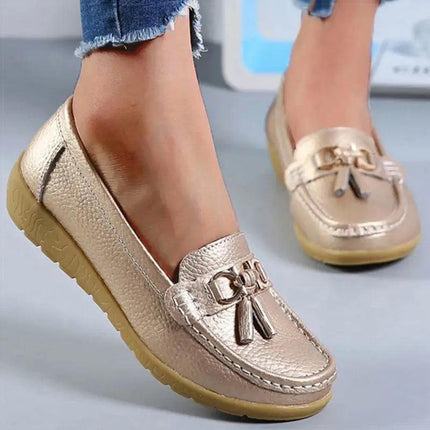 Zapatillas mujer tipo mocasín doradas, material sintético, detalle metálico, elegancia y confort diario.