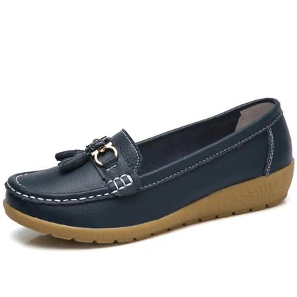 Zapatillas mocasín mujer, material sintético negro, detalles metálicos, cómodas y elegantes para uso diario.