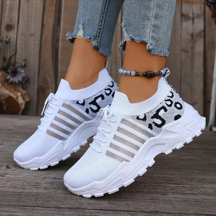 Zapatillas Mujer WildFit blancas con tejido knit elástico y animal print, diseño cómodo y transpirable para mujeres modernas.