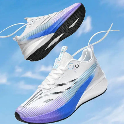 Zapatillas unisex blancas y moradas para running, con placa de carbono y suela antideslizante, en fondo cielo azul.