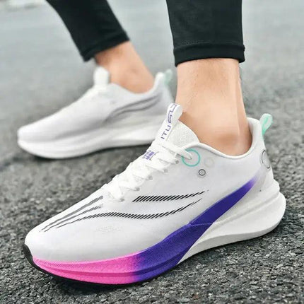 Zapatillas de running blancas con detalles fucsia y violeta, placa de carbono, unisex, para mayor tracción y velocidad.