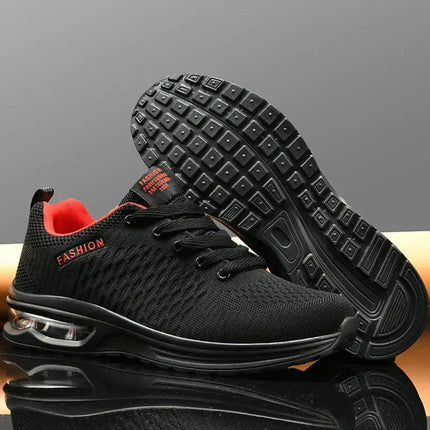 Zapatillas running negras para hombre, ligeras y resistentes, con detalles rojos y suela antideslizante.