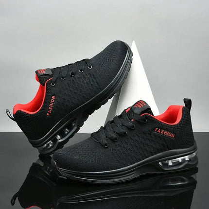 Zapatillas running hombre negras y rojas, resistentes y livianas, con suela antideslizante, diseño moderno y cómodo.