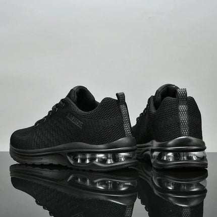 Zapatillas running hombre negras, resistentes y livianas, con material transpirable para entrenamiento diario.
