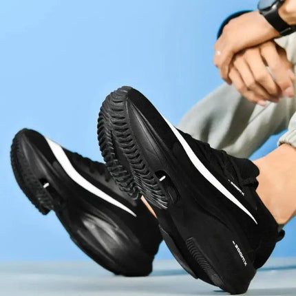 Zapatillas running negro ultralivianas 2025, amortiguación profesional, unisex, enfoque en suela deportiva.