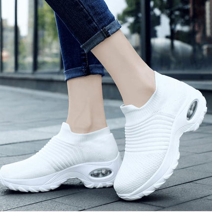 Zapatillas deportivas blancas, transpirables y livianas, con amortiguador. Perfectas para mujeres activas y cómodas.
