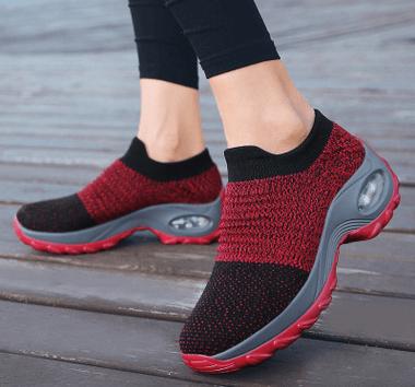Zapatillas deportivas transpirables rojas con airbag y tela flexible para caminatas, diseño moderno y liviano.