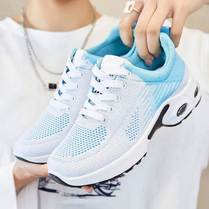 Zapatillas de verano transpirables blancas con detalles celestes para correr, diseñadas ergonómicamente para mayor confort.