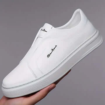 Zapatilla blanca moderna para hombre, diseño elegante con detalles negros, ideal para un look casual y sofisticado