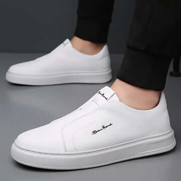 Zapatillas blancas de hombre, diseño casual y moderno, ideales para un estilo urbano limpio y sofisticado.
