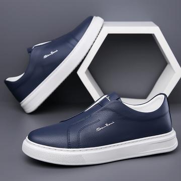 Zapatillas clásicas modernas de cuero azul para hombre, diseño elegante y cómodo, con suela blanca contra fondo geométrico.