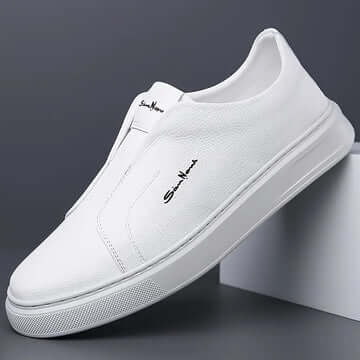 Zapatilla deportiva blanca para hombre, estilo moderno y minimalista, con detalles de costura y sin cordones.