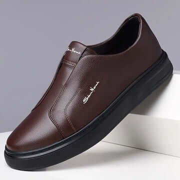 Zapato clásico moderno de cuero genuino marrón con suela negra para hombres, estilo elegante y confortable.