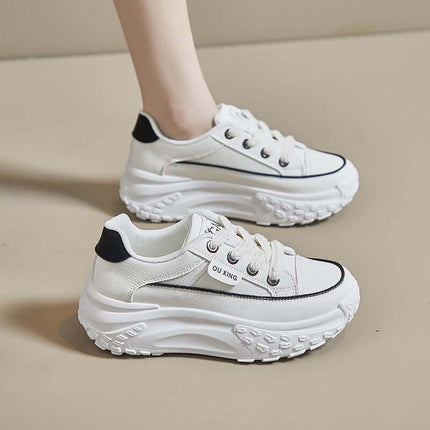 Zapatillas con suela gruesa para adultos, color blanco, parte superior de material transpirable, estilo casual moderno.