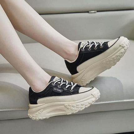 Zapatillas con alza suela gruesa, color negro y beige, para público joven. Diseño moderno y versátil, tejido cómodo y suave.