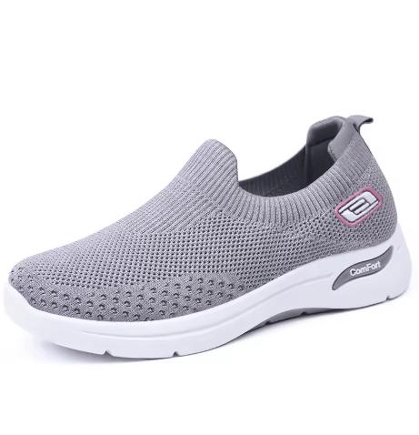 Zapatilla Marie Mujer, tejido gris, suela anti-impacto blanca, diseño ergonómico para calce cómodo.