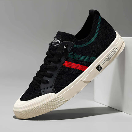 Zapato casual negro para hombre, estilo europeo, costura a mano, detalles en rojo y verde, suela blanca, elegante y cómodo.