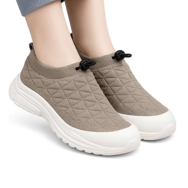 Zapato SoftWalk Urban marrón para mujer, hecho de material elástico y transpirable, diseño moderno y confortable.