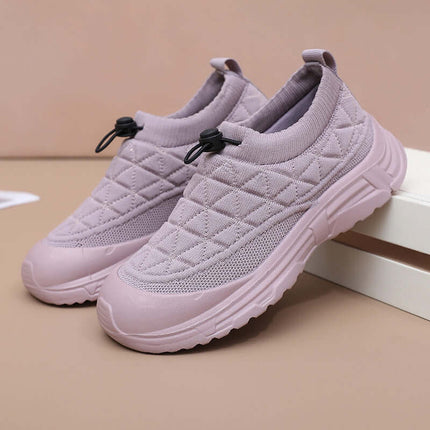 Zapato SoftWalk Urban en color lavanda, diseño transpirable y elástico, ideal para una apariencia moderna y cómoda.