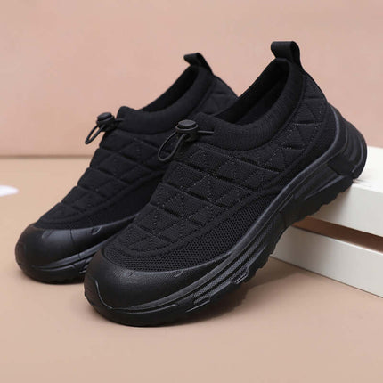 Zapato SoftWalk Urban, color negro, material elástico transpirable, diseño atractivo para hombres urbanos.
