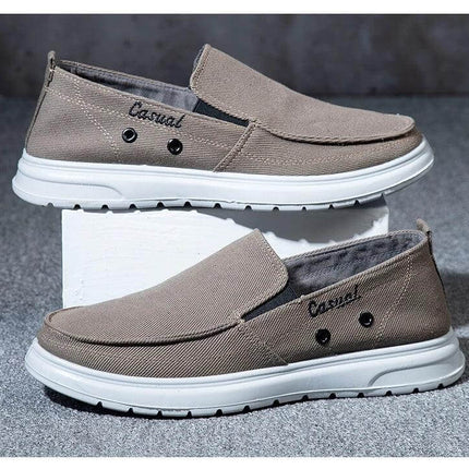 Zapatos de lona casuales en color beige para hombres, ideales para caminar, con suela blanca antideslizante.